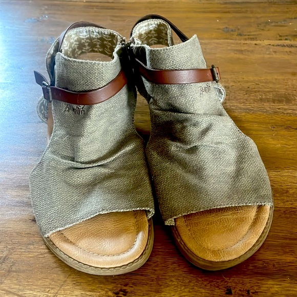 Women’s size 9.5 sandals - Picture 3 of 4